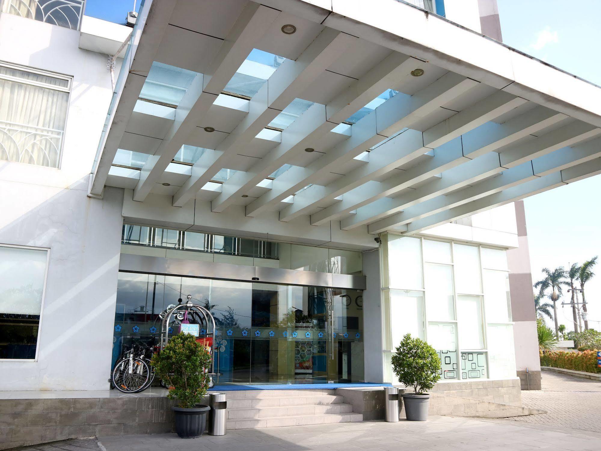 Hotel Brothers Biru Solo Baru Exteriör bild